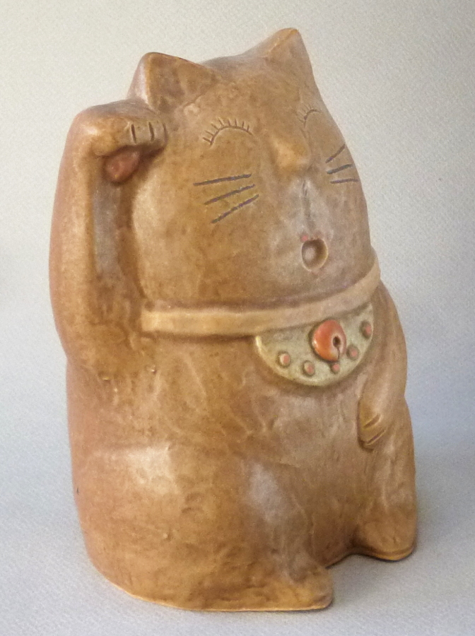 陶器の縁起物人形・真面目な招き猫
