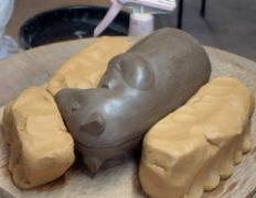 干支、猪（亥）人形の石膏型を作ります。