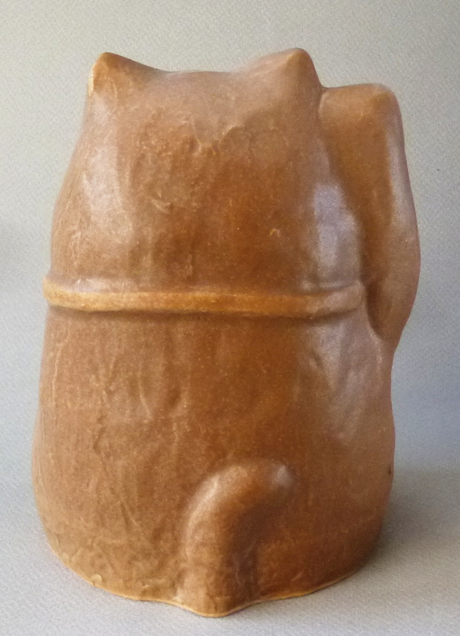 陶器の縁起物人形・真面目な招き猫