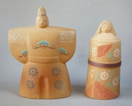 シシンプルな陶器の雛人形「立ち雛人形」です。博多陶遊窯